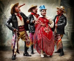 Mario Testino, Traje de la danza Majeño, distrito y provincia de Paucartambo, Cusco, Perú, 2010.