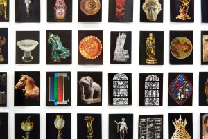 ORIOL VILANOVA. "Todo y nada", 2016. Colección de postales. Detalle instalación en M Museum Leuven, Bélgica. Fotografías de Dirk Pauwels.