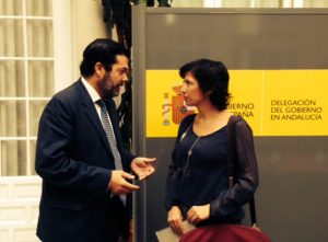 Ana Gallego Torres, nueva directora de la Filmoteca Española, junto a José Luis Benavente, alcalde de Gelves, en un acto en 2013.