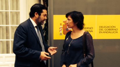Ana Gallego Torres, nueva directora de la Filmoteca Española, junto a José Luis Benavente, alcalde de Gelves, en un acto en 2013.