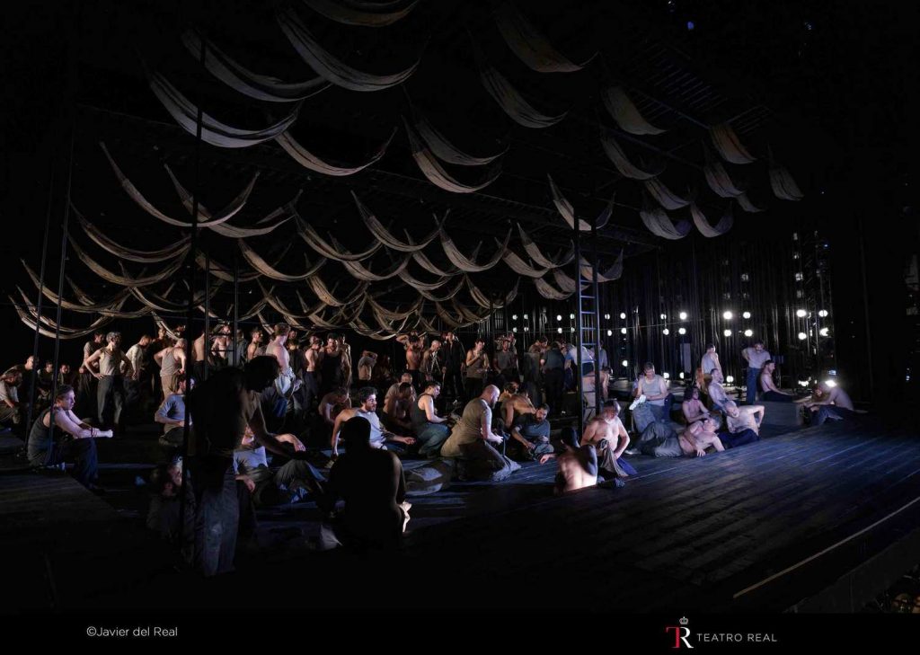 Billy Budd. Plano general con solistas, coro y actores. Fotos: © Javier del Real | Teatro Real.