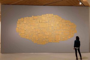 Abraham Cruzvillegas. Autorretrato ciego. Exposición 'Punto de Partida'. Colección Isabel y Agustín Coppel. Foto: Fundación Banco Santander.