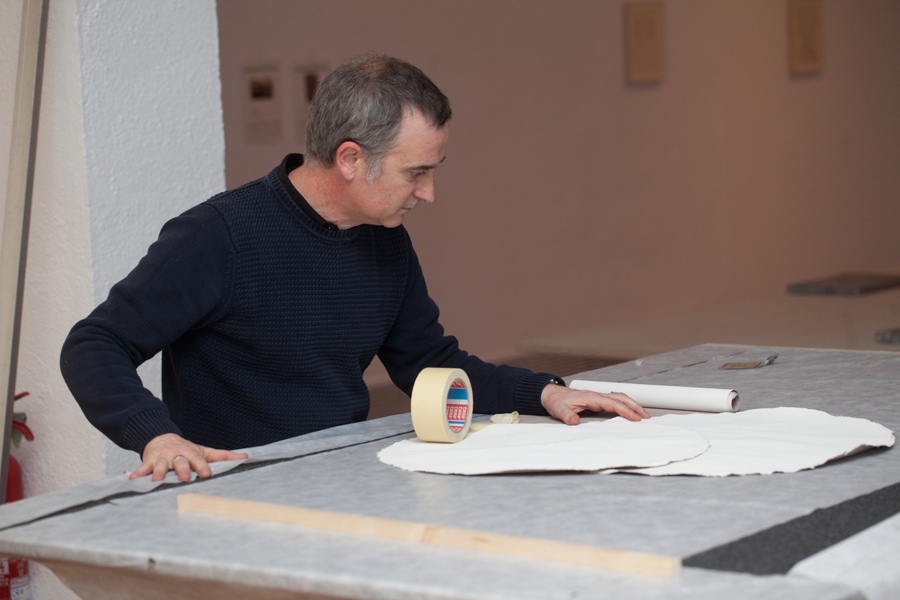 Antonio Ortega durante el montaje de la muestra. Fundació Joan Miró. Foto: Pere Pratdesaba.