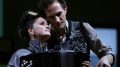 Michael Pflumm (Jorge), tenor / Anne Landa (Carmen), acordeón. © Javier del Real | Teatro Real.