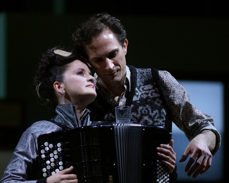 Michael Pflumm (Jorge), tenor / Anne Landa (Carmen), acordeón. © Javier del Real | Teatro Real.