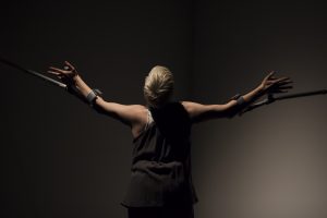 Claire Cunningham en 'Give Me A Reason To Live'. Foto: Ben Nienhuis.