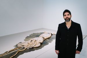 David Zink Yi posa con su obra 'Sin Título'.