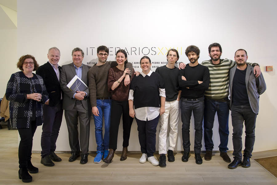 De izquierda a derecha, Begoña Guerrica, Benjamin Weil y Álvaro R. Fominaya con siete de los ocho artistas becados.