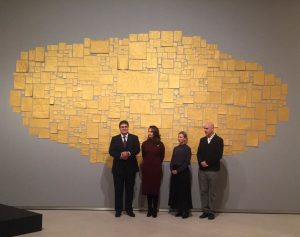 Isabel y Agustín Coppel posan con los comisarios de la exposición, Magnolia de la Garza y Patrick Charpenel.