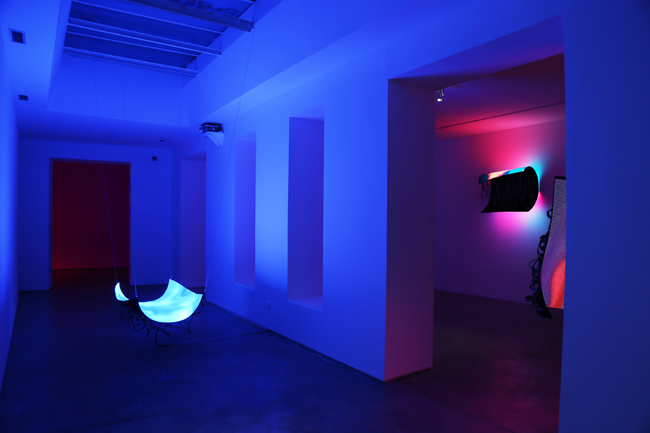 Daniel Canogar. Vista parcial de la exposición en la Galería Max Extrella.