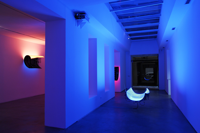 Daniel Canogar. Vista parcial de la exposición en la Galería Max Extrella.