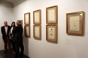 Camilo José Cela Conde, María Toral y Juan Barja en la exposición Cela - Literatura y arte. La pintura a través de Papeles de Son Armadans. Círculo de Bellas Artes. Foto: Luis Martín.