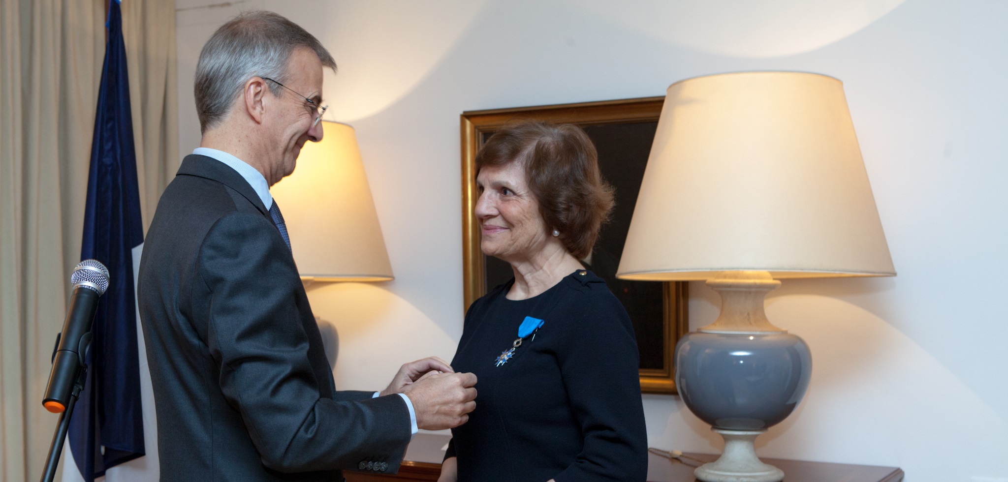 Edouard Beslay, Cónsul General de Francia en Barcelona, impone la insignia de Caballero de la Orden Nacional del Mérito de la República Francesa a Rosa Maria Malet, directora de la Fundació Joan Miró. Foto: Pere Pratdesaba.