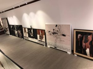 Preparativos de 'Millares. Construyendo puentes, no muros' en la Galería Mayoral de Barcelona.