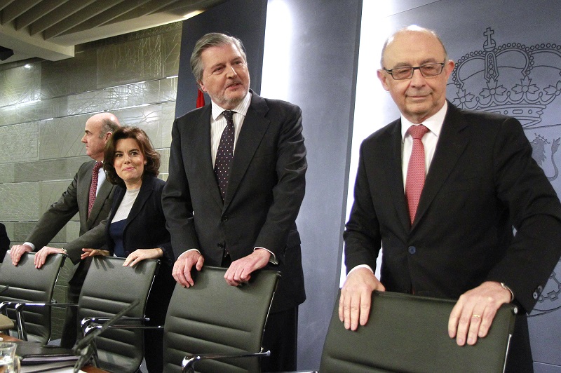 La vicepresidenta del Gobierno, Soraya Sáenz de Santamaría, el ministro de Educación, Cultura y Deporte y portavoz del Gobierno, Íñigo Méndez de Vigo, el ministro de Hacienda y Función Pública, Cristóbal Montoro, y el ministro de Economía, Industria y Competitividad, Luis de Guindos, antes de iniciar la rueda de prensa posterior al Consejo de Ministros.