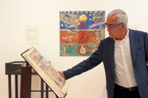 El editor Manuel Moleiro en la exposición M. Moleiro: El arte de la perfección. 25 años de ediciones únicas e irrepetibles. Círculo de Bellas Artes, Madrid. Foto: Luis Martín.