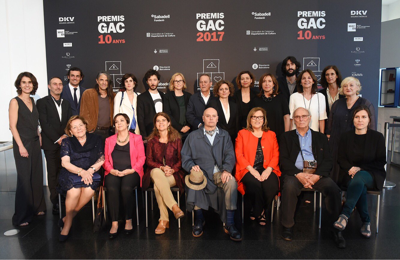 De izquierda a derecha, de pie: Patricia de Muga, Frederic Montornés, Ernesto Ventós, Perejaume, Eugènia Sendra, Josep Lambies, Mª José Gómez, Miquel Molins, Elena Martín, Bea Espejo, Anna Vallès, Quico Peinado, Mariana Draper, Gabriela Moragas y Alicia Ventura. Sentados: Josefina Blasco, Victòria Combalia, Mónica Ramon, Carlos Pazos, Anna Mª Guasch, Carlos Saura y Mar Arza.