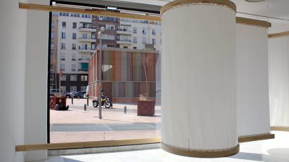 Leonor Serrano Rivas, An ornamental way of moving. Exposición En los cantos nos diluimos. Sala de Arte Joven, Madrid. Foto: Luis Martín.
