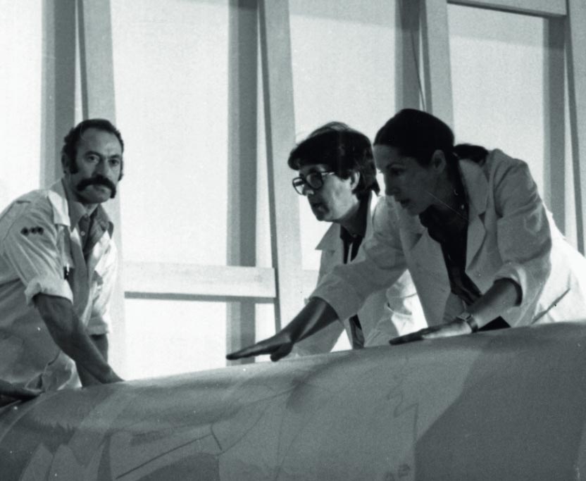 Los técnicos y restauradores desenrollan el 'Guernica' dentro de la urna de cristal de la Sala Lucas Jordán del Casón del Buen Retiro de Madrid. Foto: Ministerio de Educación, Cultura y Deporte.