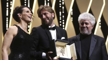 Juliette Bioche y Pedro Almodóvar entregando la Palma de Oro a Ruben Östlund (The Square).
