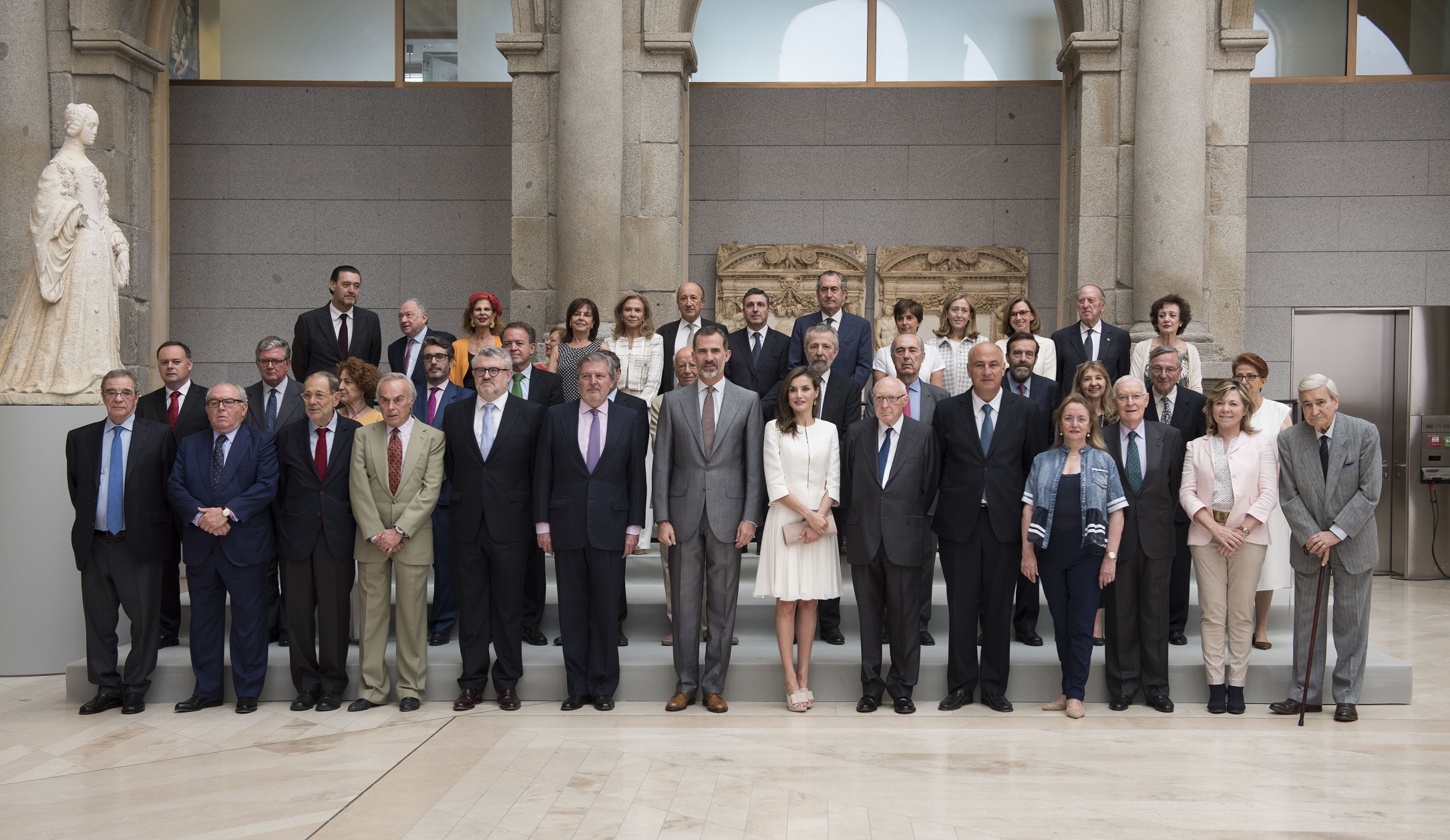 SSMM los Reyes de España junto al Pleno de la Comisión Nacional para la conmemoración del II Centenario del Museo Nacional del Prado, de la que son Presidentes de Honor. Foto: © Museo Nacional del Prado.