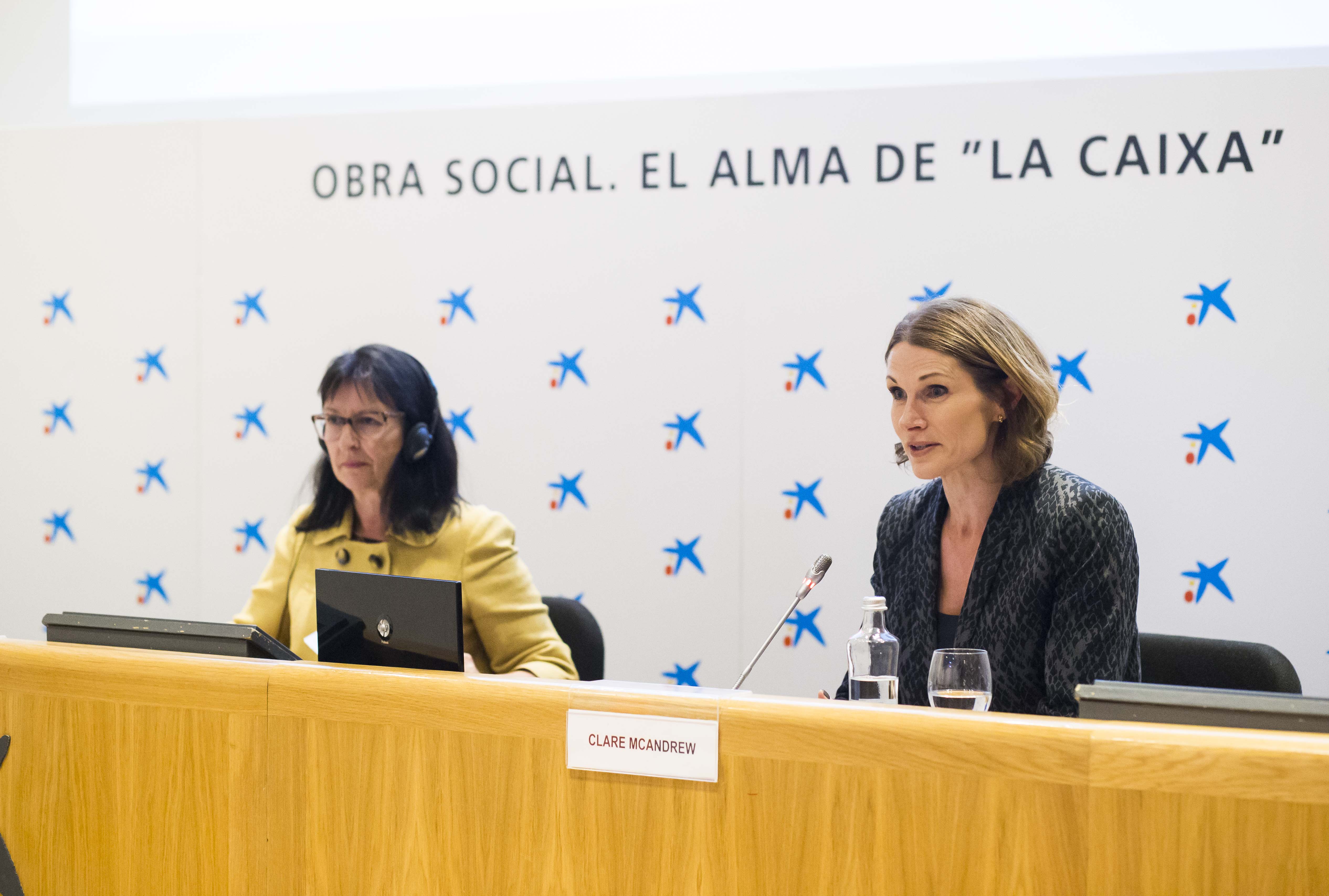 Elisa Durán, director general adjunta de la Fundación Bancaria "la Caixa", y Clare McAndrew, fundadora y directora general de Arts Economics, durante la presentación del informe El mercado español del arte en 2017.