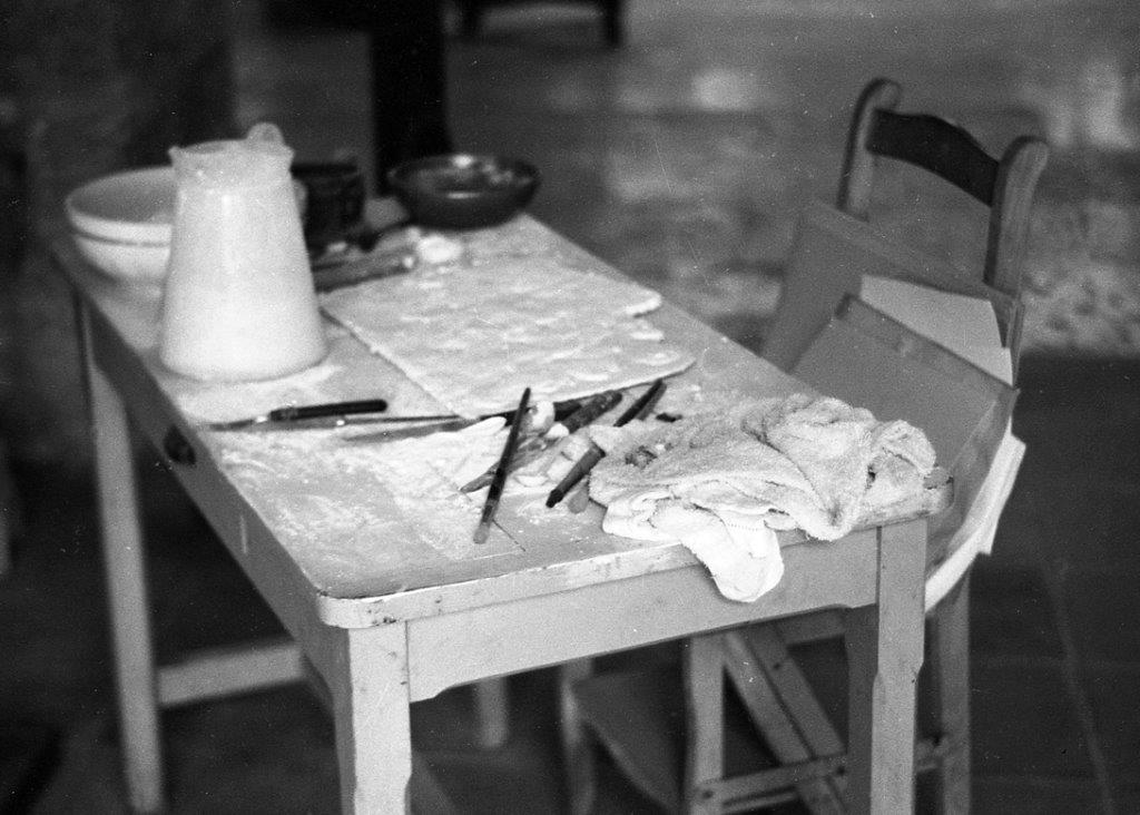 Mesa de trabajo de Pablo Picasso en la sala de esculturas de su residencia de Notre-Dame-de-Vie. © Roberto Otero, Museo Picasso Málaga.
