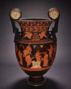Ifigenia, tragedia premiada pintada en un vaso. Crátera de volutas de cerámica de figuras rojas c. 360-350 a. C. Realizada en Apulia, sur de Italia Hallada en Basilicata, Italia © The Trustees of the British Museum.