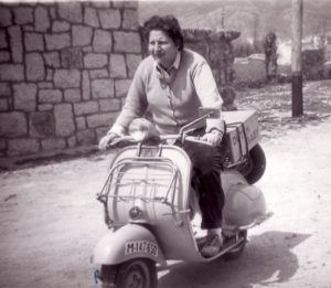 Gloria-Fuertes-vespa-768x667