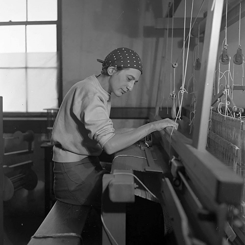 Anni Albers en su taller textil en el Black Mountain College, 1937. Fotografía de Helen M. Post. Cortesía The Josef and Anni Albers Foundation, Bethany, Connecticut.