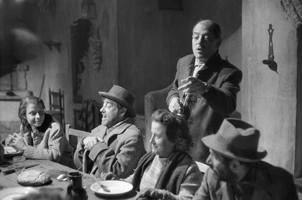 Ramón Masats. Lola Gaos junto a sus compañeros de reparto escucha las indicaciones de Luis Buñuel.