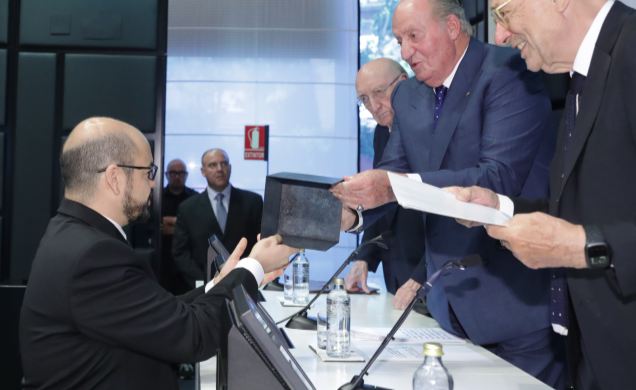 El Rey Don Juan Carlos entrega el III Premio de Derecho del Arte a Antoni Rubí.