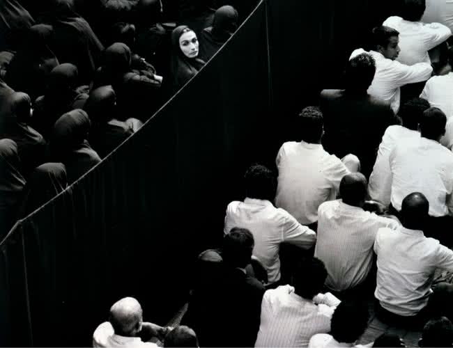 Full viewShirin Neshat, Fervor, 2000. Fotograma de producción (Fotografía de Larry Barns) © Shirin Neshat, 2017. Cortesía Gladstone Gallery, Nueva York y Bruselas.