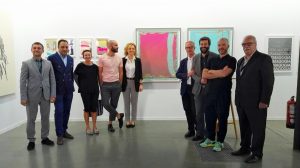 El artista Guillermo Mora, Premio Comunidad de Madrid Estampa 2017, junto al jurado del galardón en la Feria Estampa 2017.