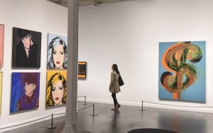 'Warhol. El arte mecánico' propone un recorrido por el desarrollo creativo de este artista, desde sus inicios como diseñador gráfico en Nueva York, en los años cincuenta, hasta su muerte en 1987, convertido ya en un mito.