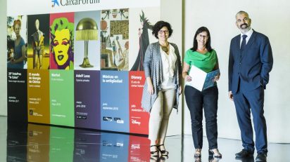 La directora de CaixaForum Madrid, Isabel Fuentes; la directora general adjunta de la Fundación Bancaria ”la Caixa”, Elisa Durán; y el director del Área de Cultura de la Fundación Bancaria ”la Caixa”, Ignasi Miró.