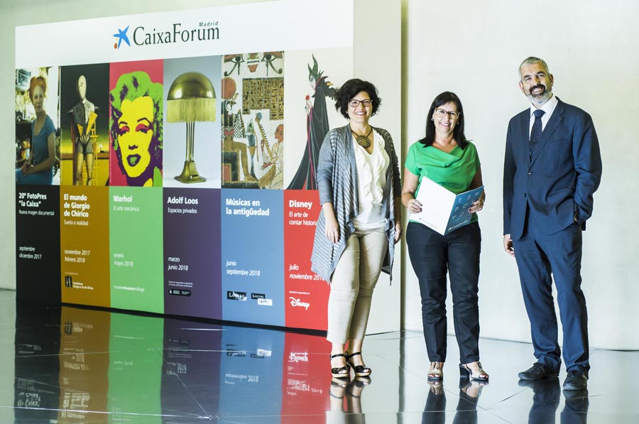 La directora de CaixaForum Madrid, Isabel Fuentes; la directora general adjunta de la Fundación Bancaria ”la Caixa”, Elisa Durán; y el director del Área de Cultura de la Fundación Bancaria ”la Caixa”, Ignasi Miró.