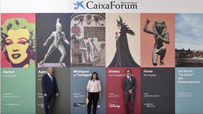 La directora general adjunta de la Fundación Bancaria ”la Caixa”, Elisa Durán; el director del Área de Cultura de la Fundación Bancaria ”la Caixa”, Ignasi Miró, y el director de CaixaForum Barcelona, Valentí Farràs.