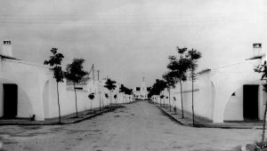 Carlos Arniches. Poblado de colonización, Algallarín (Córdoba). MAPAMA, Mediateca, Fondo Colonización (Ministerio de Agricultura Pesca y Medioambiente).