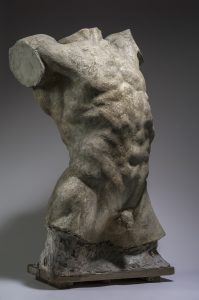 Auguste Rodin, Torse de l’Homme qui tombe, grand modèle, dit Torse d’homme Louis XIV [Torso de El hombre que cae llamado Torso de hombre Luis XIV (modelo grande)], 1904. Musée Rodin, París. © Musée Rodin. Foto: Christian Baraja.