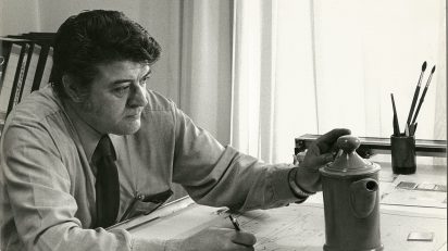Luis Fumanal Otazo en su despacho en la fábrica de loza de San Claudio hacia 1974. Archivo familiar.