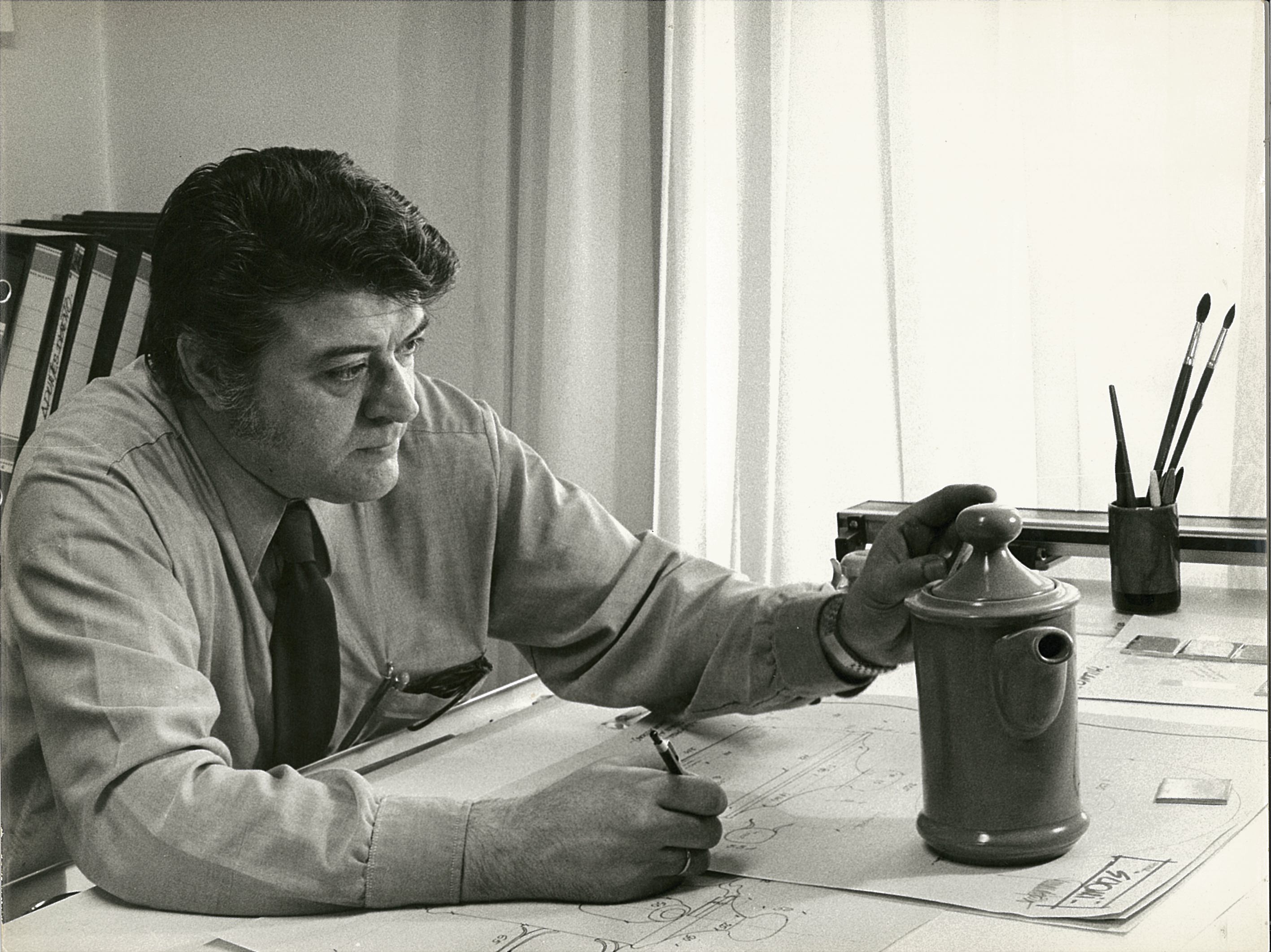 Luis Fumanal Otazo en su despacho en la fábrica de loza de San Claudio hacia 1974. Archivo familiar.