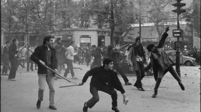 Protestas en París, Francia 1968. © Bruno Barbey / Magnum Photos.