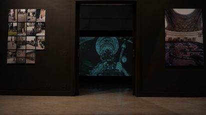 'Muchos caminos. Imágenes contemporáneas del Camino de Santiago'. De izquierda a derecha: 'Los ángeles de Santiago', de Peter Wüthrich, 'Proyección Acariño galaico (De barro)', de José Val del Omar y 'Catedral de Lugo', de Xurxo Lobato.