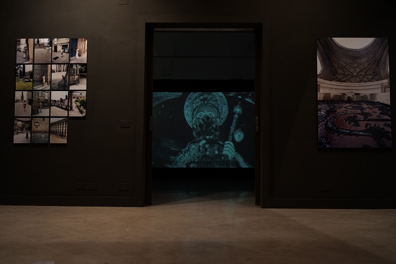 'Muchos caminos. Imágenes contemporáneas del Camino de Santiago'. De izquierda a derecha: 'Los ángeles de Santiago', de Peter Wüthrich, 'Proyección Acariño galaico (De barro)', de José Val del Omar y 'Catedral de Lugo', de Xurxo Lobato.