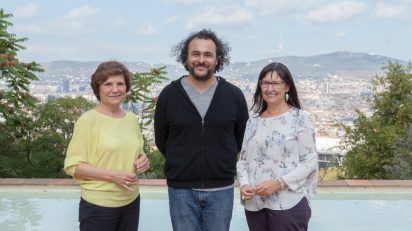 El artista Kader Attia, Premio Joan Miró 2017, entre Rosa Maria Malet, directora de la Fundació Joan Miró, y Elisa Durán, directora general adjunta de la Fundación Bancaria ”la Caixa”.