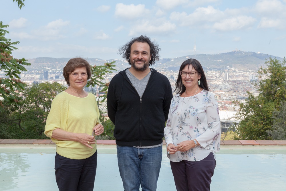 El artista Kader Attia, Premio Joan Miró 2017, entre Rosa Maria Malet, directora de la Fundació Joan Miró, y Elisa Durán, directora general adjunta de la Fundación Bancaria ”la Caixa”.