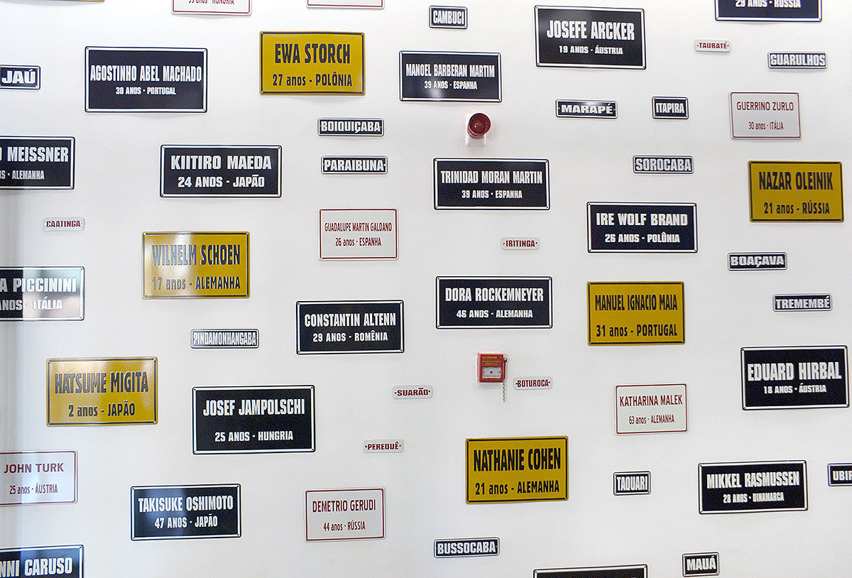 Obra de la exposición «On anam?» (¿Adónde vamos?). Créditos: Carmela Gross, Migrants 2/ Migrants 4, 2014. Colección del artista. Cortesía Galeria Vermelho. © de la obra, Carmela Gross, 2017. Foto: Pedro Pérez Machado.