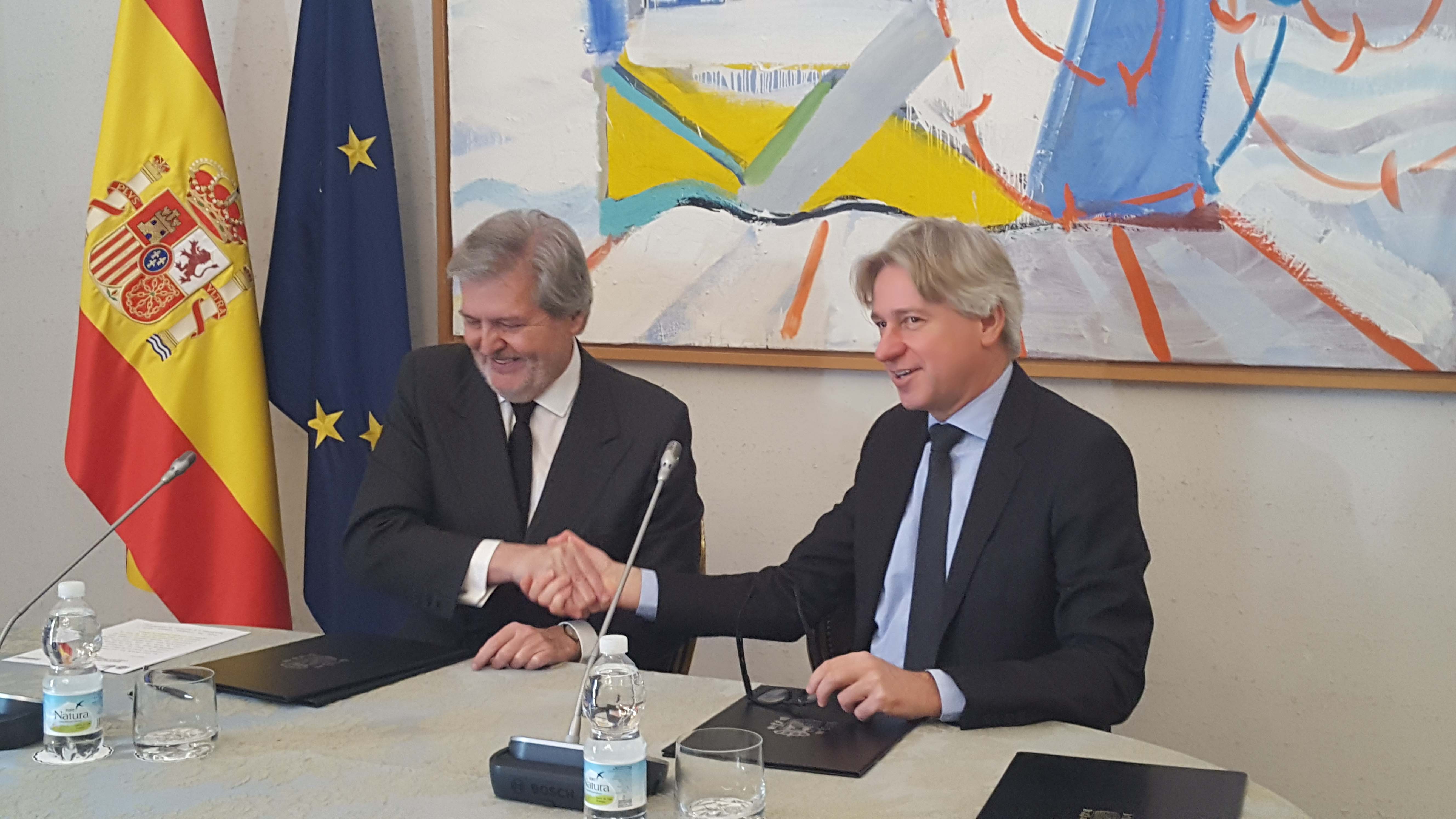 El ministro de Educación, Cultura y Deporte, Íñigo Méndez de Vigo, y el director de la Feria del Libro de Fráncfort, Juergen Boos.