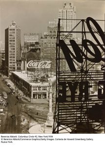 Columbus Circle, New York, 1936 by Berenice Abbott. © Berenice Abbott/Commerce Graphics/Getty Images. Cortesía de Howard Greenberg Gallery, Nueva York.